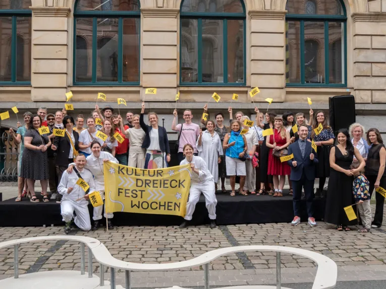 Akteur*innen vor dem K&uuml;nstlerhaus Hannover