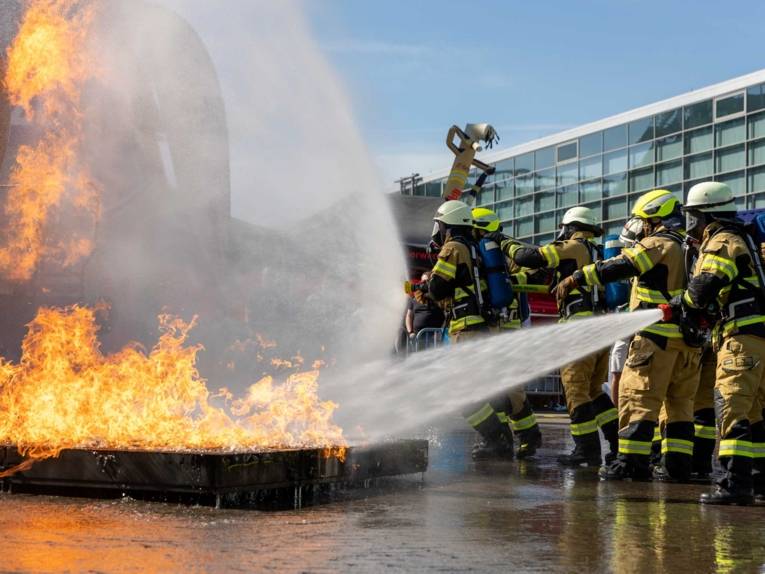 Feuerwehrleute löschen einen Brand
