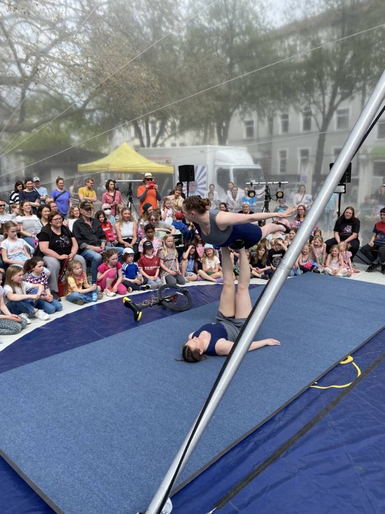 Zwei Artistinnen machen eine Hebefigur.