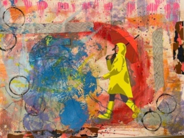 Frau mit rotem Regenschirm und gelber Regenjacke läuft auf einem Bürgersteig.