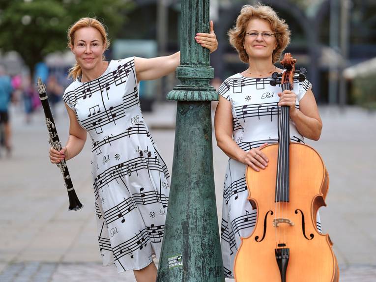 Musikerinnen mit Klarinette und Cello.