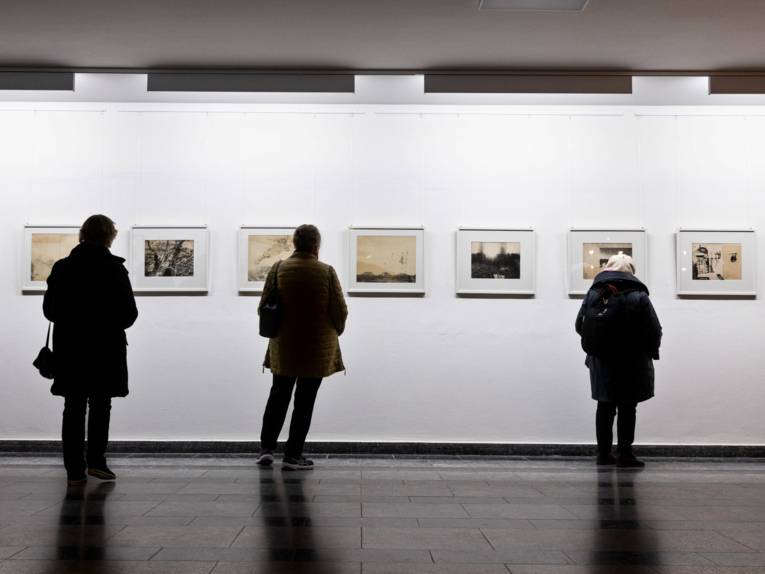Publikum blickt auf Werke im Regionshaus, Schauplatz für Kunst