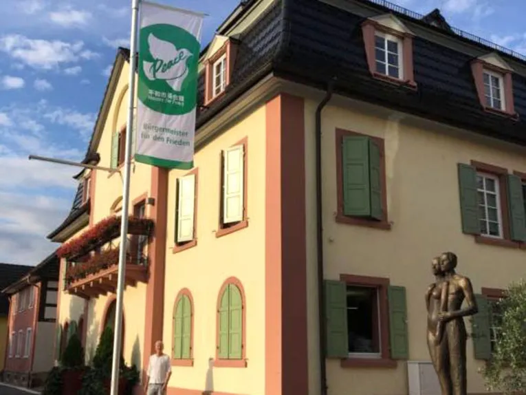 Muggensturm zeigt Flagge f&uuml;r den Frieden