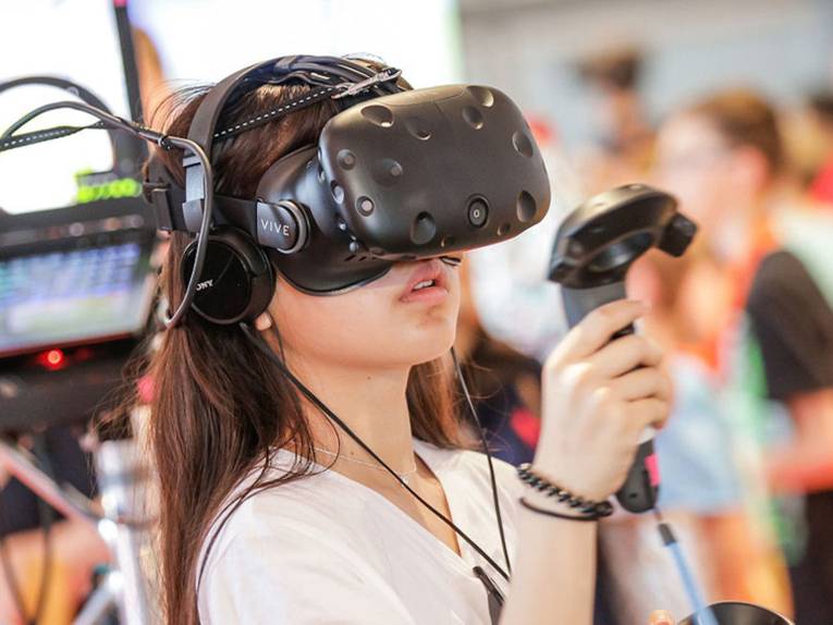 Mädchen mit VR-Brille