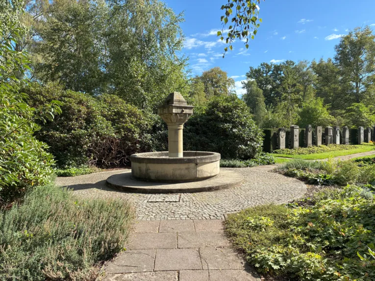 Ein Brunnen auf einem Friedhof.