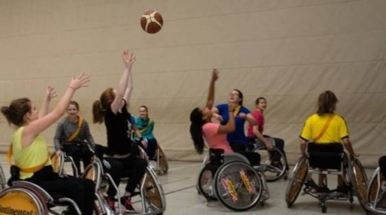 Kinder im Rollstuhl spielen Basketball