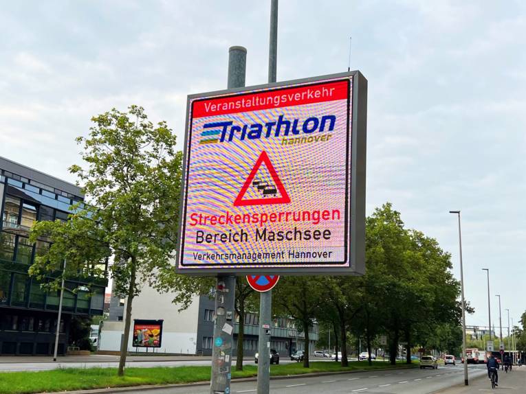 Anzeigetafel mit Informationen über Streckensperrungen am Maschsee aufrund des Hannover Triathlons