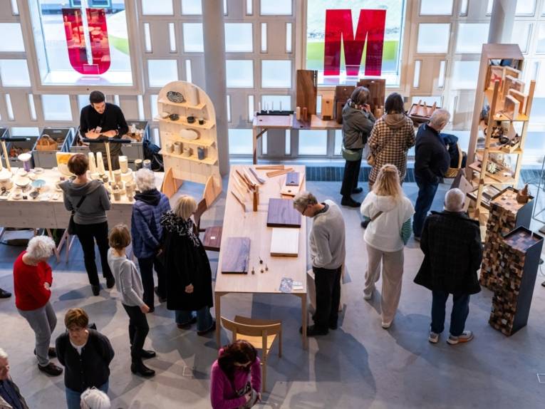 Reges Treiben beim Kunsthandwerkermarkt 2024
