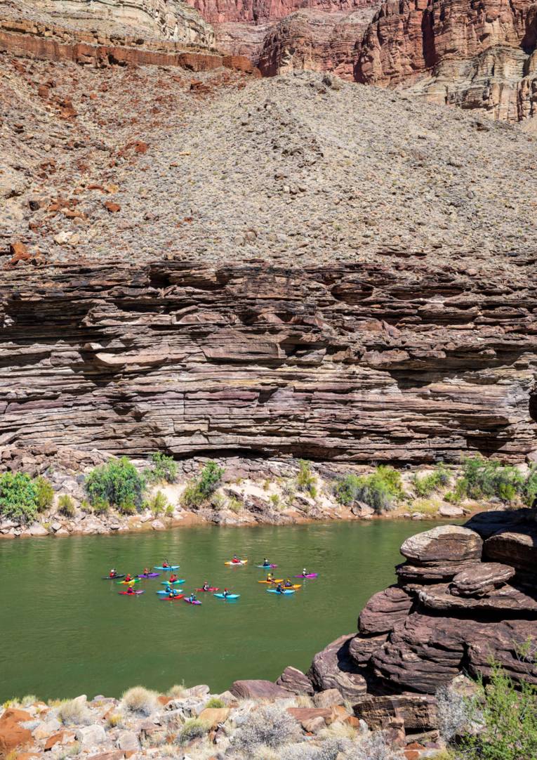 Eine Gruppe Kajakfahrer in der riesigen Schlucht des Grand Canyon