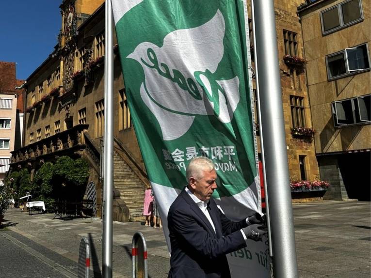 Oberbürgermeister Harry Mergel präsentiert die Flagge der Mayors for Peace in der Stadt Heilbronn