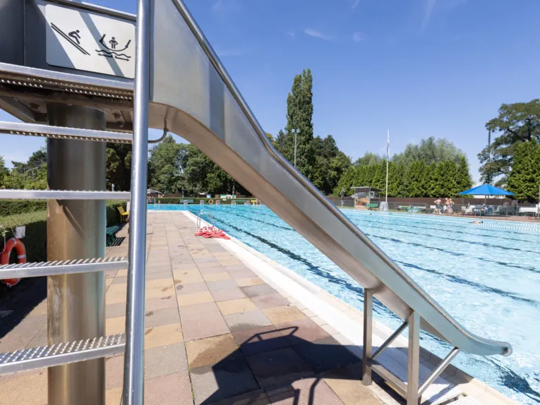 Rutsche ins Schwimmbecken