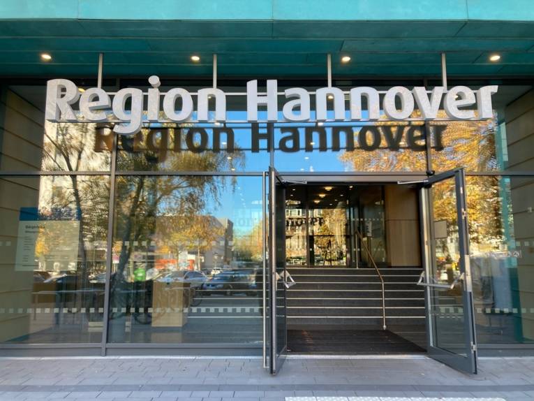 Gebäudeeingang mit Schriftzug Region Hannover
