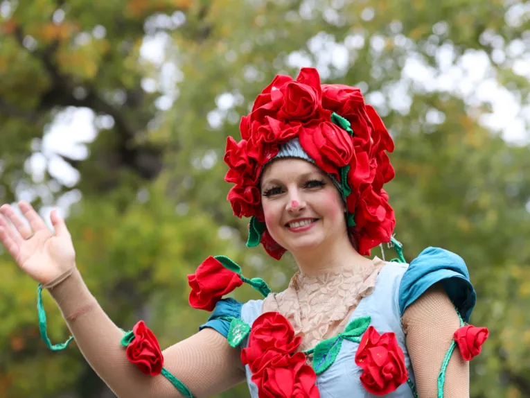 Ein Walkact beim Tiergartenfest.