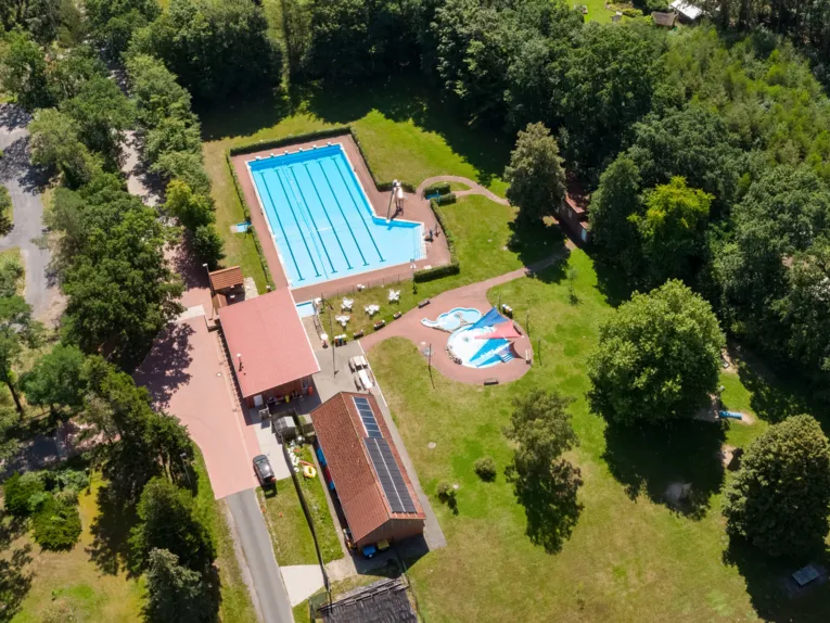 Luftbild von einem Freibad