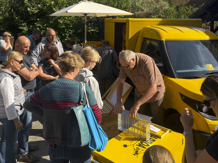 Menschen bei einem Honigfest.