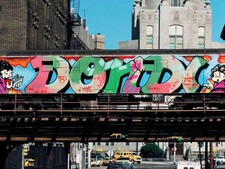 Eine besprühte Bahntrasse