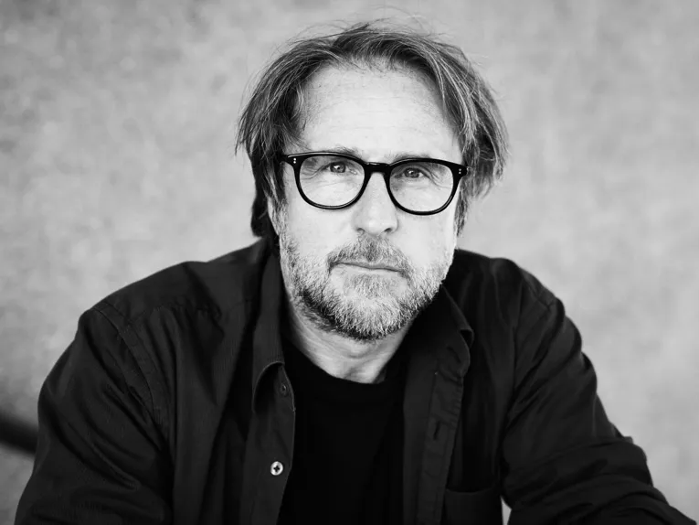Zu sehen ist ein Schwarz-Weiß-Foto des Schauspielers Bjarne Mädel.