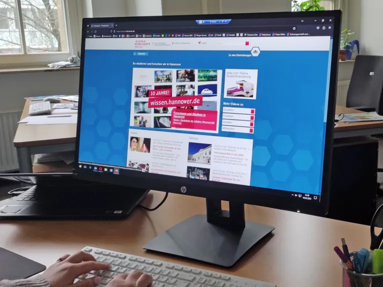 Bildschirm mit Tastatur