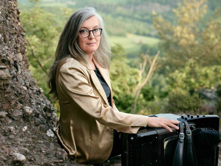 Eine Frau mit Akkordeon