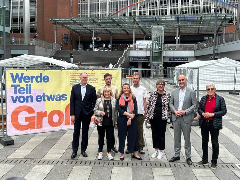 Hier entsteht Großes: Auf dem Raschplatz hinter dem hannoverschen Hauptbahnhof nimmt auf 4.000 Quadratmetern Fläche Norddeutschlands größtes Bodenkunstwerk Gestalt an.
