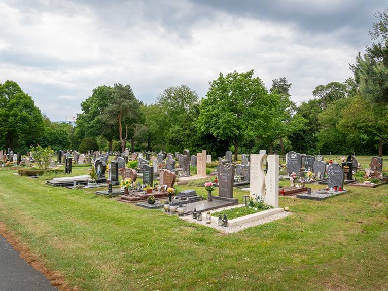 Eine grüne Friedhofsanlage.