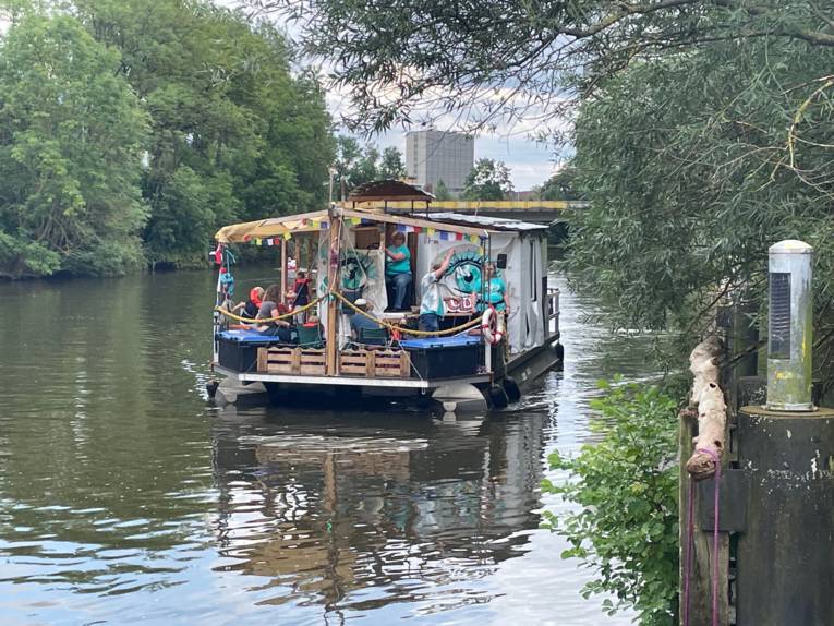 Ein Boot auf dem Fluss Leine