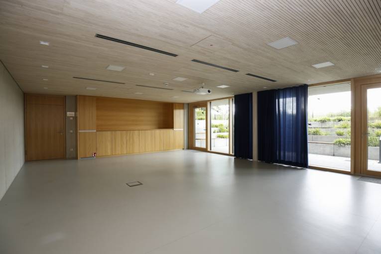 Kleiner Multifunktionsraum mit großen Fenster und Terasse