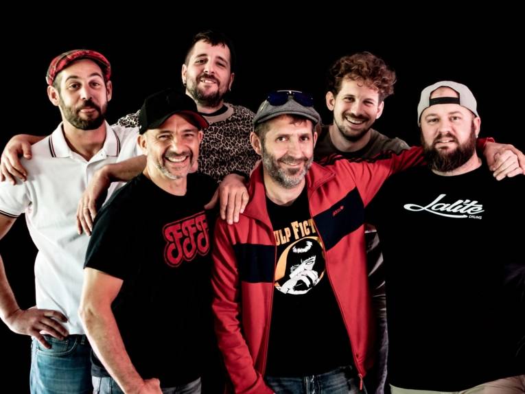 Die sechs Musiker der Band.