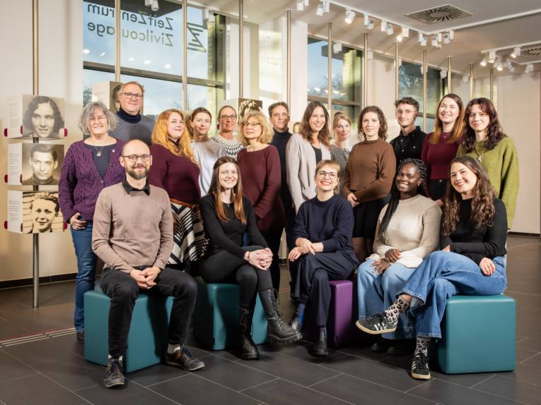 Gruppenfoto der Mitarbeiter*innen vom Zeitzentrum Zivilcourage der Landeshauptstadt Hannover. Aufgenommen in Theodor-Lessing-Platz 1A, 30159 Hannover am 17. November 2025.