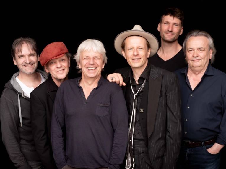 Sechs Männer, darunter Alexander Scheer, Andreas Dresen und die Band