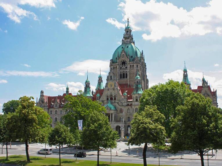 Das Neue Rathaus von Hannover. Davor die Straße Friedrichswall.