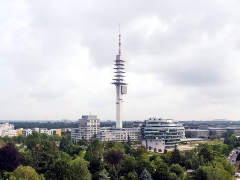 Ein Funkturm und moderne, große Gebäude im Stadtbild.