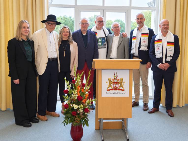 Oberbürgermeister Belit Onay empfängt Vertreter*innen des TTVN und PingPongParkinson Deutschland im Neuen Rathaus anlässlich der bevorstehenden Weltmeisterschaften.
