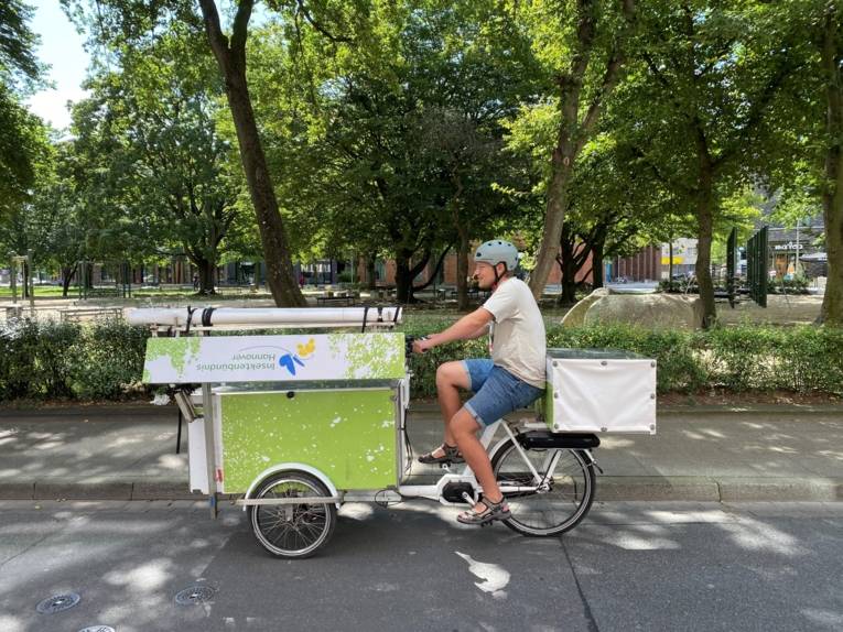 Ein Menschen auf einem Lastenrad.