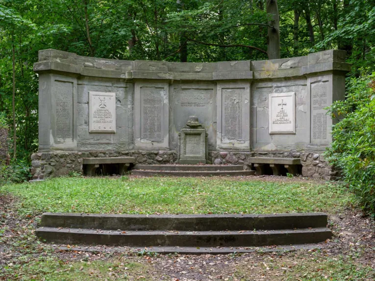 Denkmal für die Gefallenen des Stadtteils Stöcken aus dem Ersten und dem Zweiten Weltkrieg am Stöckener Bach