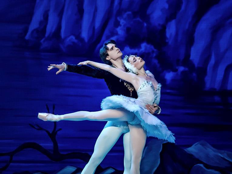 Ein Ballettänzer und eine Ballettänzerin führen „Schwanensee“ auf