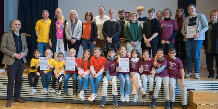 Schülerinnen und Schüler mit dem Oberbürgermeister von Hannover.