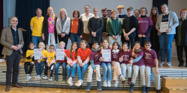 Schülerinnen und Schüler mit dem Oberbürgermeister von Hannover.