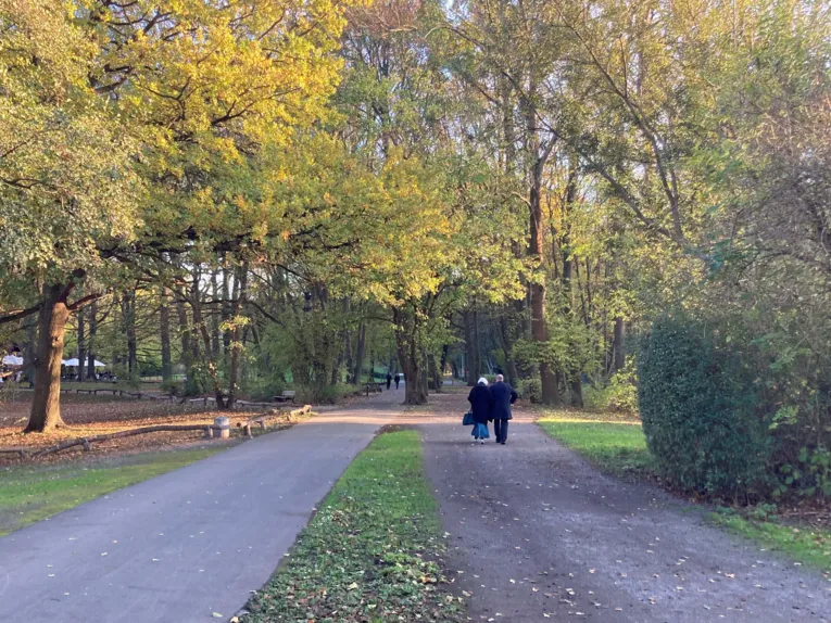 Zwei Personen auf einem Weg im Park.