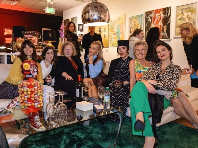 Zu sehen sind die Teilnehmenden an der Ausstellung „Was sichtbar wird“ in der GlowArt Gallery in Laatzen.