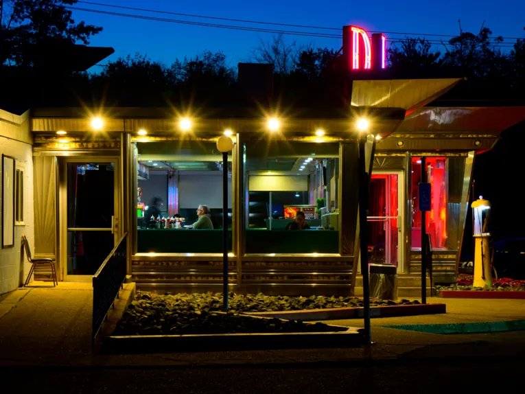 Zu sehen ist eine Fotografie von Christian Besendahl: ein Diner bei Nacht.