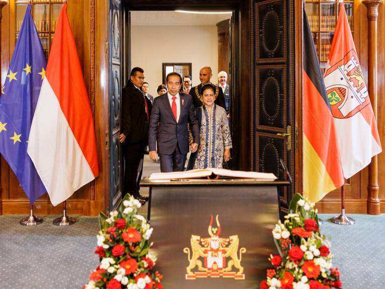 Der indonesische Staatspräsident auf dem Weg in den Ratssaal.