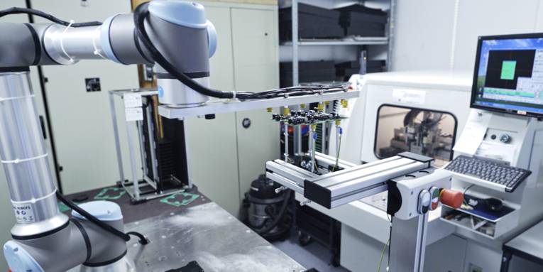 Blick in ein Labor mit Industrieroboter