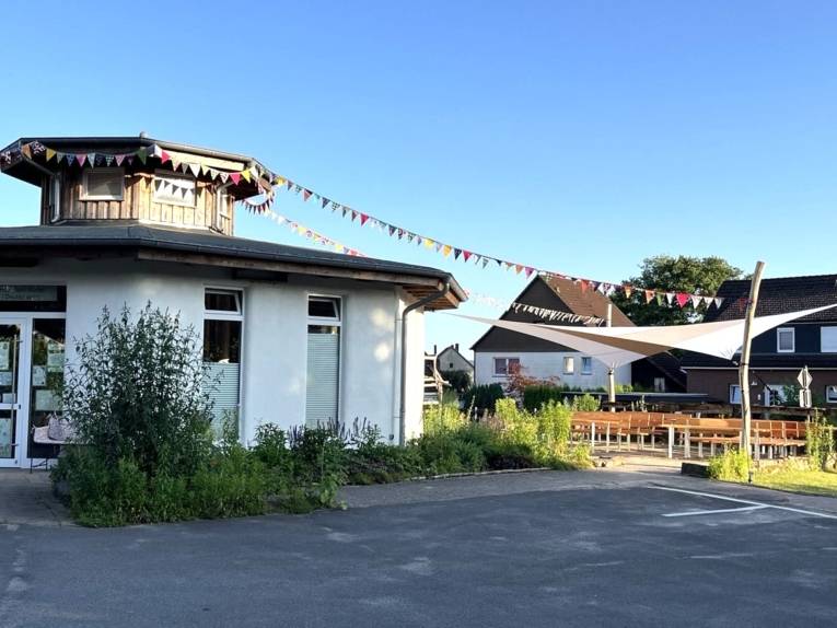 Geb&auml;ude mit Aussenterrasse