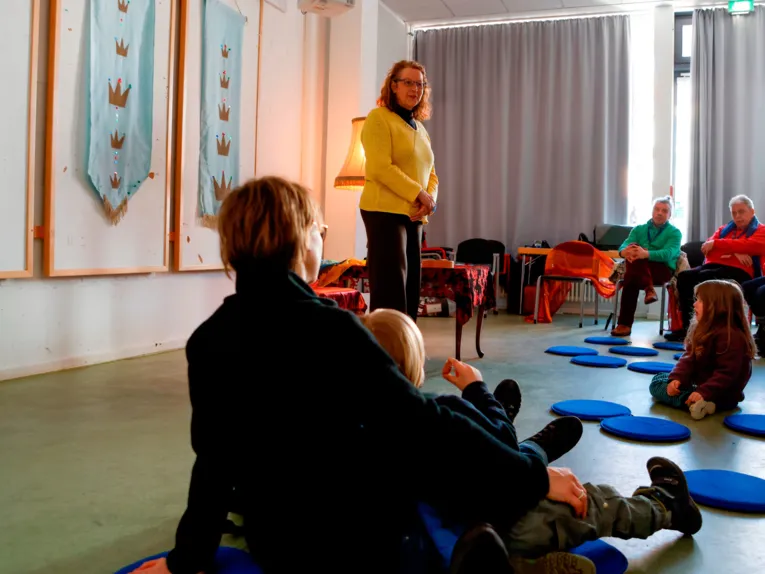Eine Frau erzählt Kindern etwas