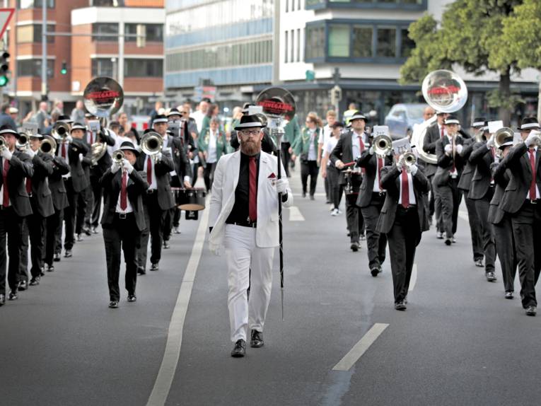 In fünf Reihen marschierender Musik-Corps beim Schützenausmarsch in Hannover.