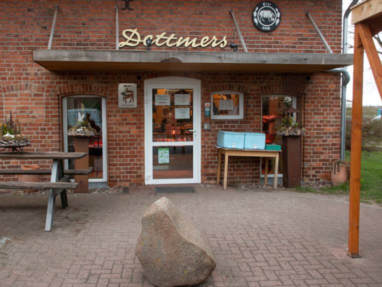 Eingang zur Schlachterei. Es ist ein Backsteingebäude.