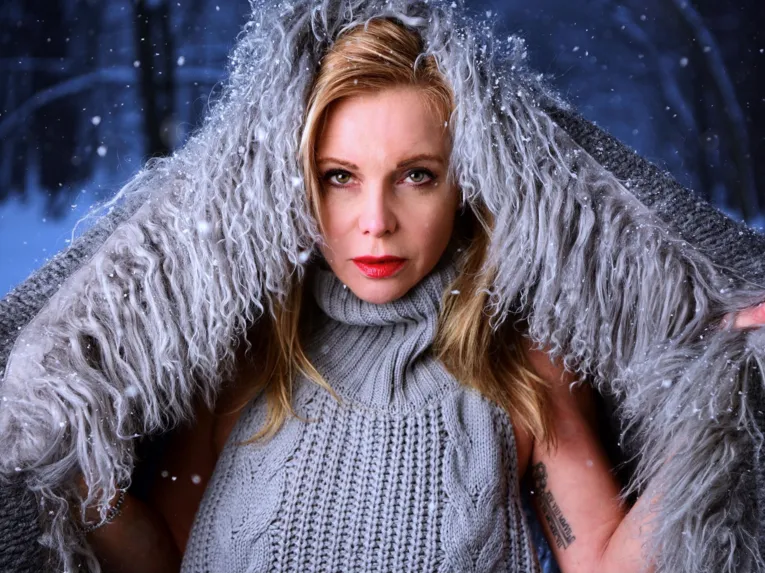 Person in einem Winteroutfit.
