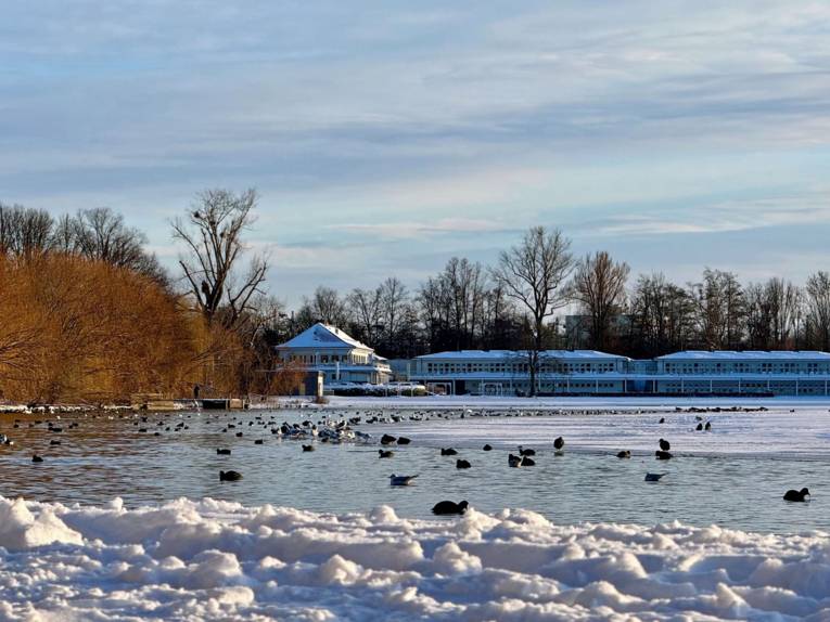 Maschsee mit Eis und Schnee