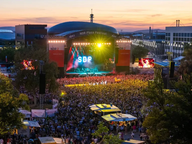 Luftbild der mit Menschen gefüllten Expo-Plaza beim NDR Plaza Festival